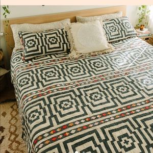 King size Jungalo cream hypnotic quilt set